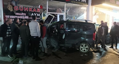 Panelvan, iki araca çarparak iş yerine girdi