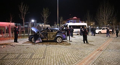 Park halindeki araç bomba gibi patladı