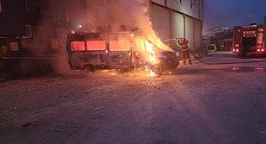 Park halindeki minibüs alevlere teslim oldu