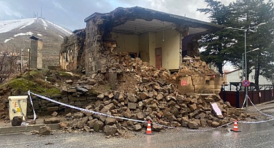 Sağanak yağış taş evi yerle bir etti