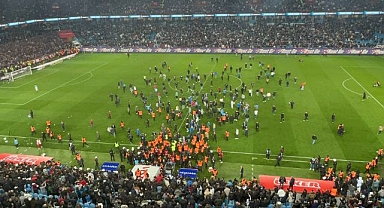 Sahaya girip futbolculara saldırdılar!