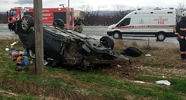 Şarampole devrilen otomobilde can verdi