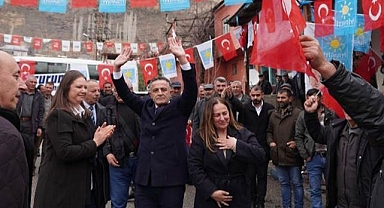 Şenkaya'da Canan Uçar'a coşkulu karşılama