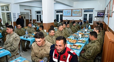 Sınırın sıfır noktasında mehmetçikle iftar