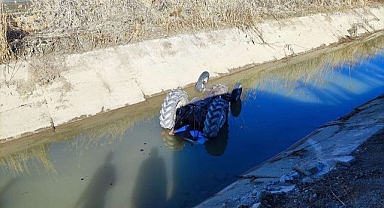 Sulama kanalına devrilen traktörde can verdi
