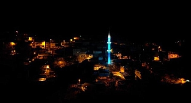 Tarihi cami ışıklandırmasıyla göz kamaştırıyor