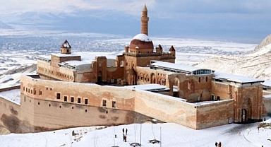 Tarihi İshak Paşa Sarayı martta karla kaplandı