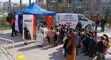 Tarihi köprüde farkındalık standı