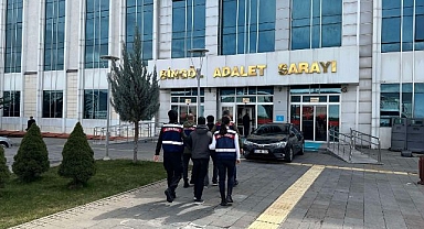 Terör örgütü propagandası yapan 4 kişiye gözaltı