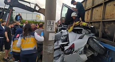 Trenin çarptığı araç hurdaya döndü