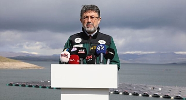 Türkiye'nin ilk yüzer güneş enerjisi santralini inceledi