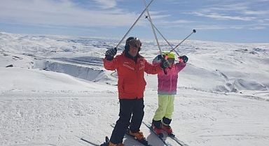 Üç kuşağa kayak öğretiyor