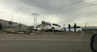 Virajı alamayan otomobil refüje çıktı