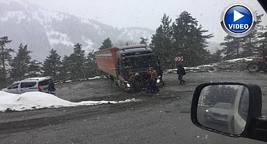 Virajı alamayan tır yolu ulaşıma kapattı