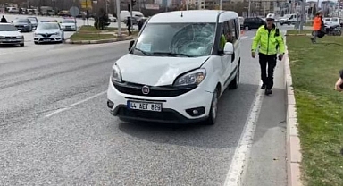 Yolun karşısına geçmek isterken canından oldu