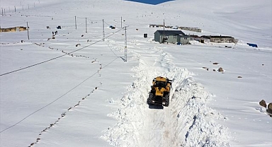 Yüksek rakımlı köy yollarında hummalı çalışma