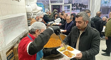 Yüzlerce kişiye ücretsiz iftar veriyorlar