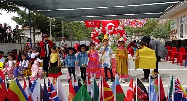 120 öğrenci 32 ülkenin kostümleriyle defile yaptı