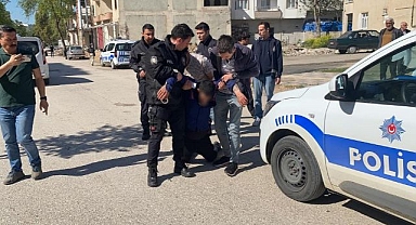 Babasını yumruklayan genç dehşet saçtı