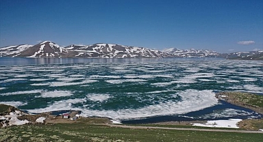 Balık Gölünde buzlar eriyor