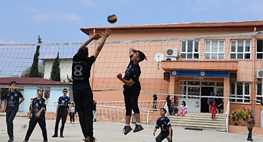 Beton sahadan madalyaya uzandılar