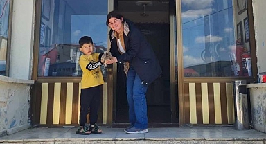 Bulduğu baykuşa gözü gibi baktı