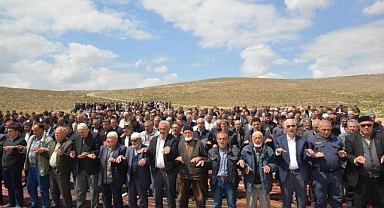 Çiftçiler yağmur duasına çıktı