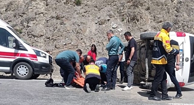 Dağdan kopan kaya aracı devirdi
