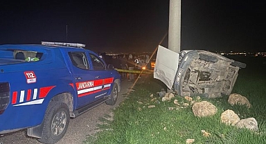 Direğe çarpan otomobilde can verdi