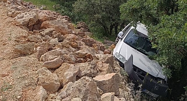 Direksiyon hakimiyetini kaybedince şarampole uçtu
