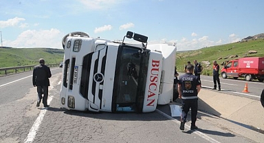 Direksiyon hakimiyetini kaybedince tır devrildi