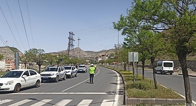 Ekiplerden dronla trafik denetimi