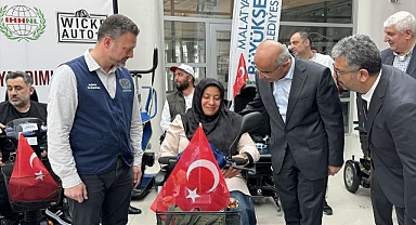 Engelli depremzedelerin yüzlerini güldürdüler