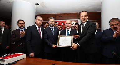 Erzurum'da başkanlar mazbatalarını aldı
