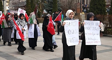 Erzurum'da sağlıkçılar sessiz yürüyüşlerini sürdürdü