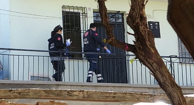 Eski polis bıçakla kendini eve kapattı