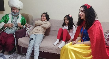 Evden çıkamayan engelli çocuklara 23 Nisan sürprizi