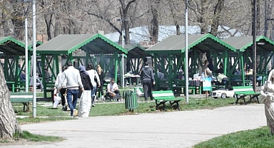 Güzel havada mangalını alan dışarı koştu