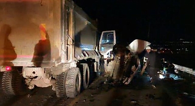 Hafriyat kamyonunun altında hurdaya döndü