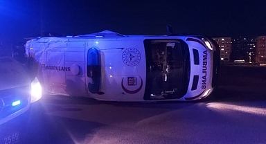 Hasta almaya giden ambulans kaza yaptı