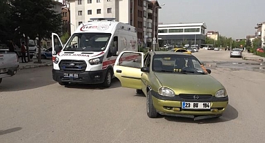 İki araç birbirine girdi, 3 kişi yaralandı