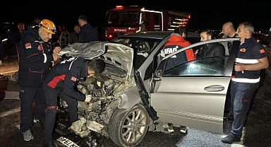 İki araç kavşakta birbirine girdi!