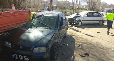 İki otomobilin çarpıştığı kazada 6 kişi yaralandı