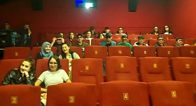 İlk defa sinemaya gittiler