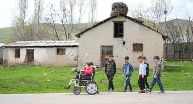 İlk kez tek başına şeker topladı