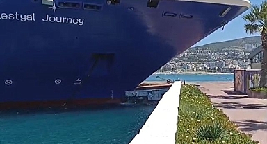 İskeleye çarpan gemi korkuttu