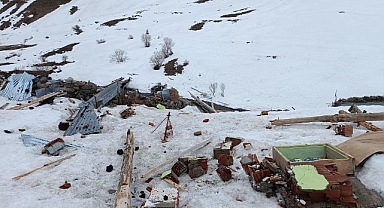 İspir’de çığ yayla evlerini yerle bir etti