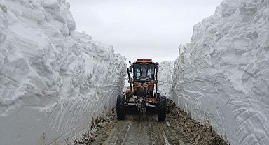 Kar kalınlığının 5 metreyi bulduğu o yol ulaşıma açıldı