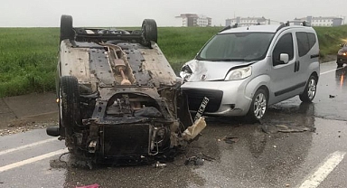 Karşı şeride geçince hafif ticari araçla çarpıştı