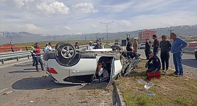 Kontrolden çıkan araç takla attı